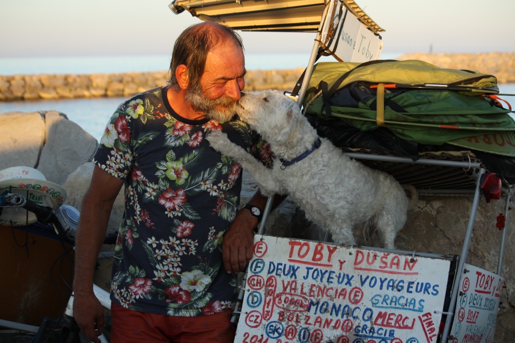 Dusan e il cane Toby accanto alla bicicletta